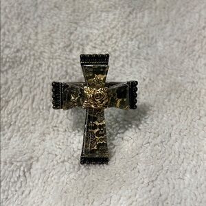 Gold Cross ring. Size 8